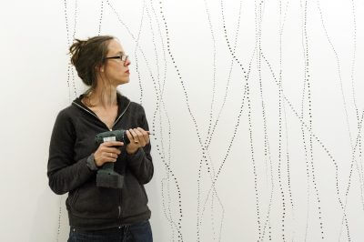 Katharina Hinsberg zeichnet, schneidet und bohrt auch mal in ihre Bilder (Foto: Drawing Room).
