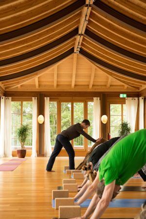 Johannes Mikenda in Aktion beim Yoga-Summit, Bild: Schloss Elmau, Felix Krammer.