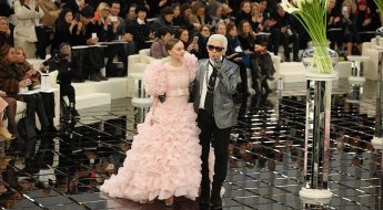 Lily-Rose Depp und Karl Lagerfeld in der Chanel-Schau (Bild: Hendrik Ballhausen)
