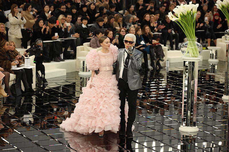 Lily-Rose Depp und Karl Lagerfeld in der Chanel-Schau (Bild: Hendrik Ballhausen)