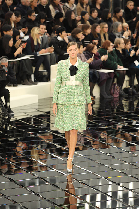 Ein Entwurf aus der Chanel-Couture-Schau (Bild: Hendrik Ballhausen)